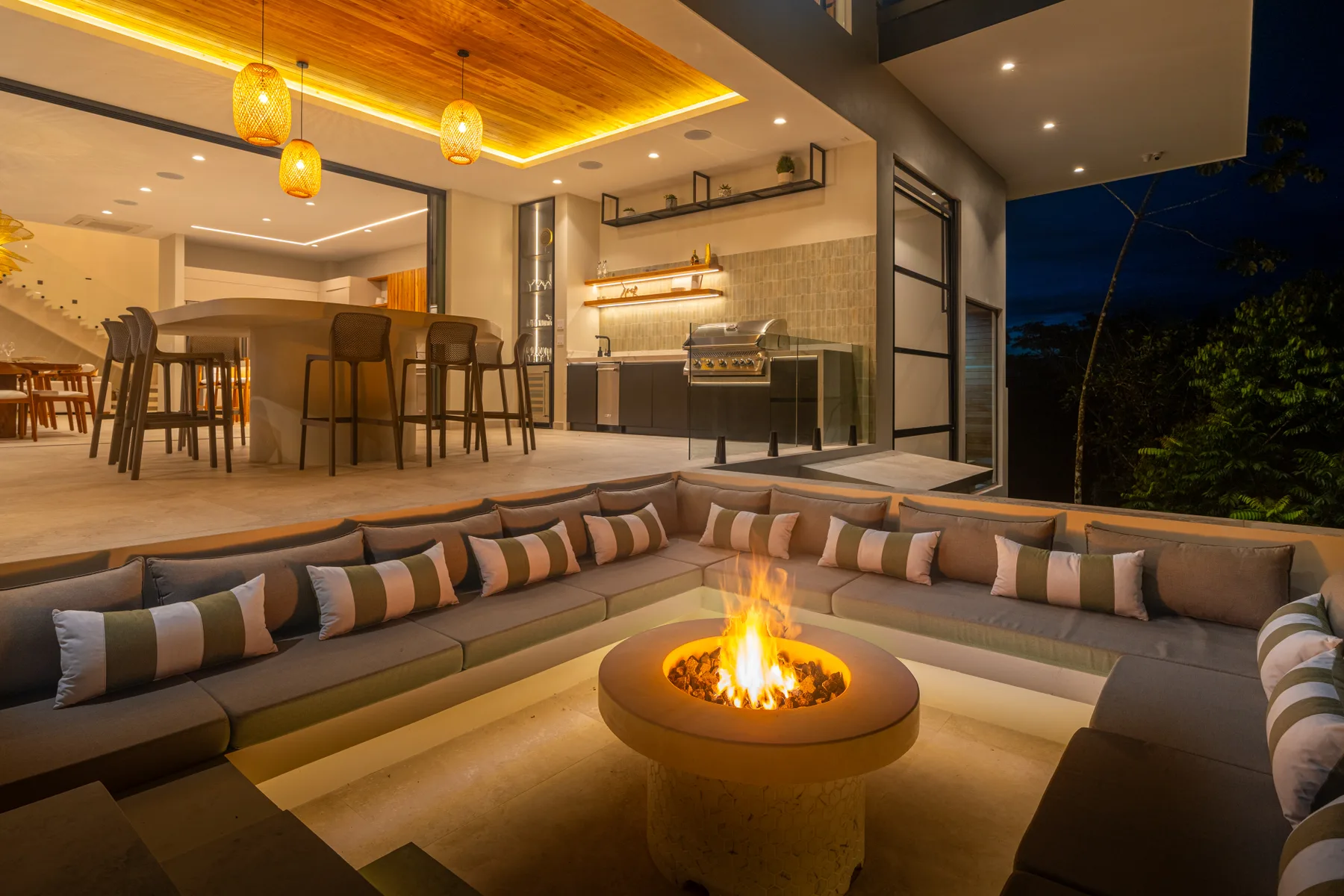 Acqua Blu &mdash; the fire pit lounge at dusk
