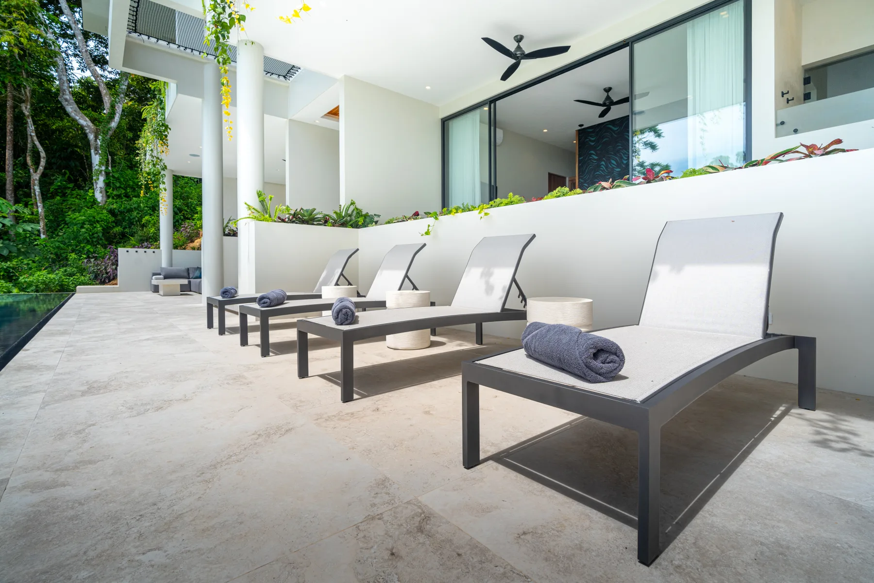 Acqua Blu &mdash; loungers along the pool