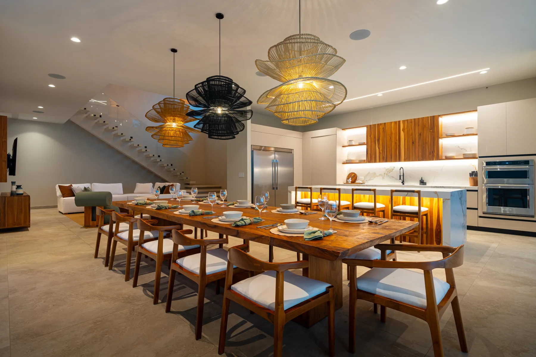 Acqua Blu &mdash; the dining room and kitchen
