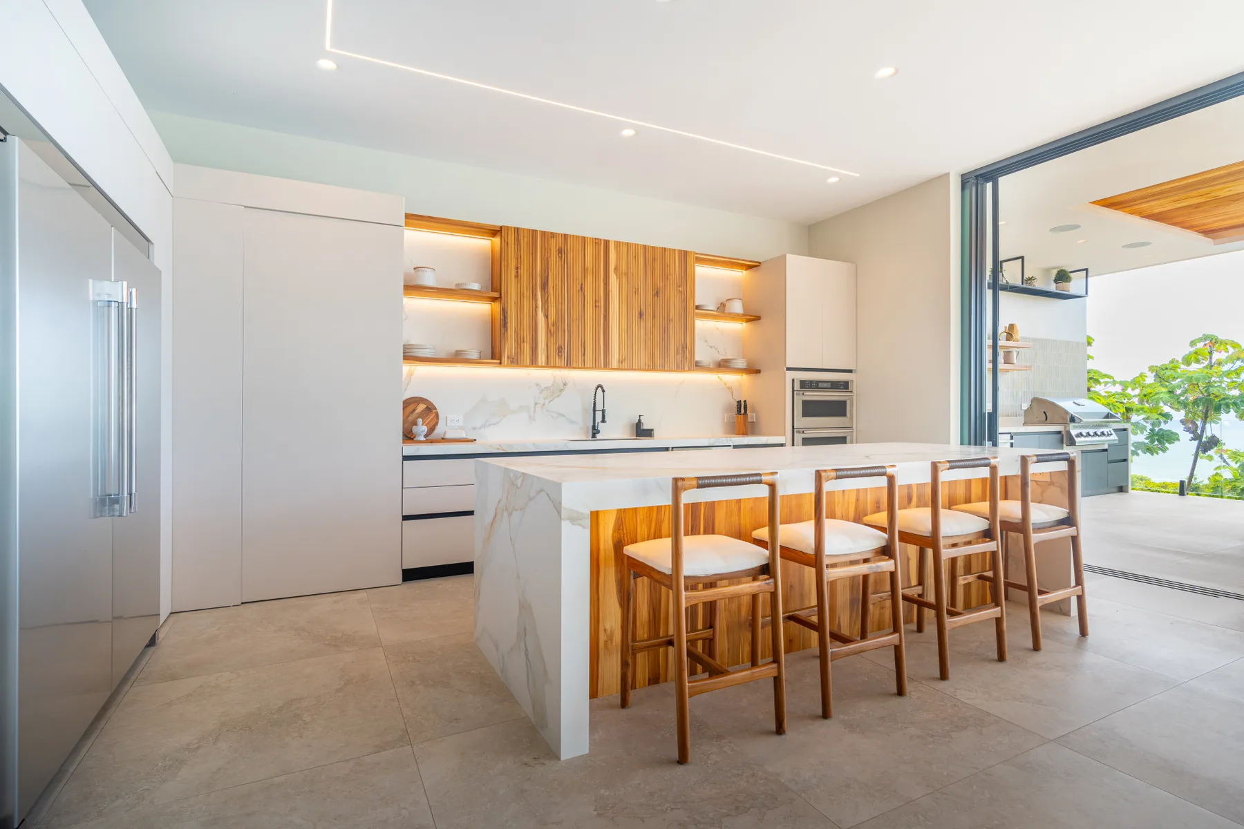 Acqua Blu &mdash; the kitchen island
