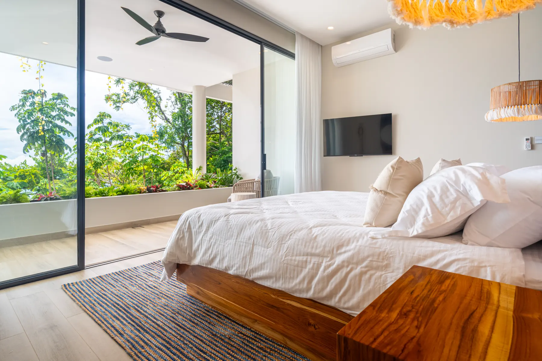 Acqua Blu &mdash; a bedroom open to the jungle