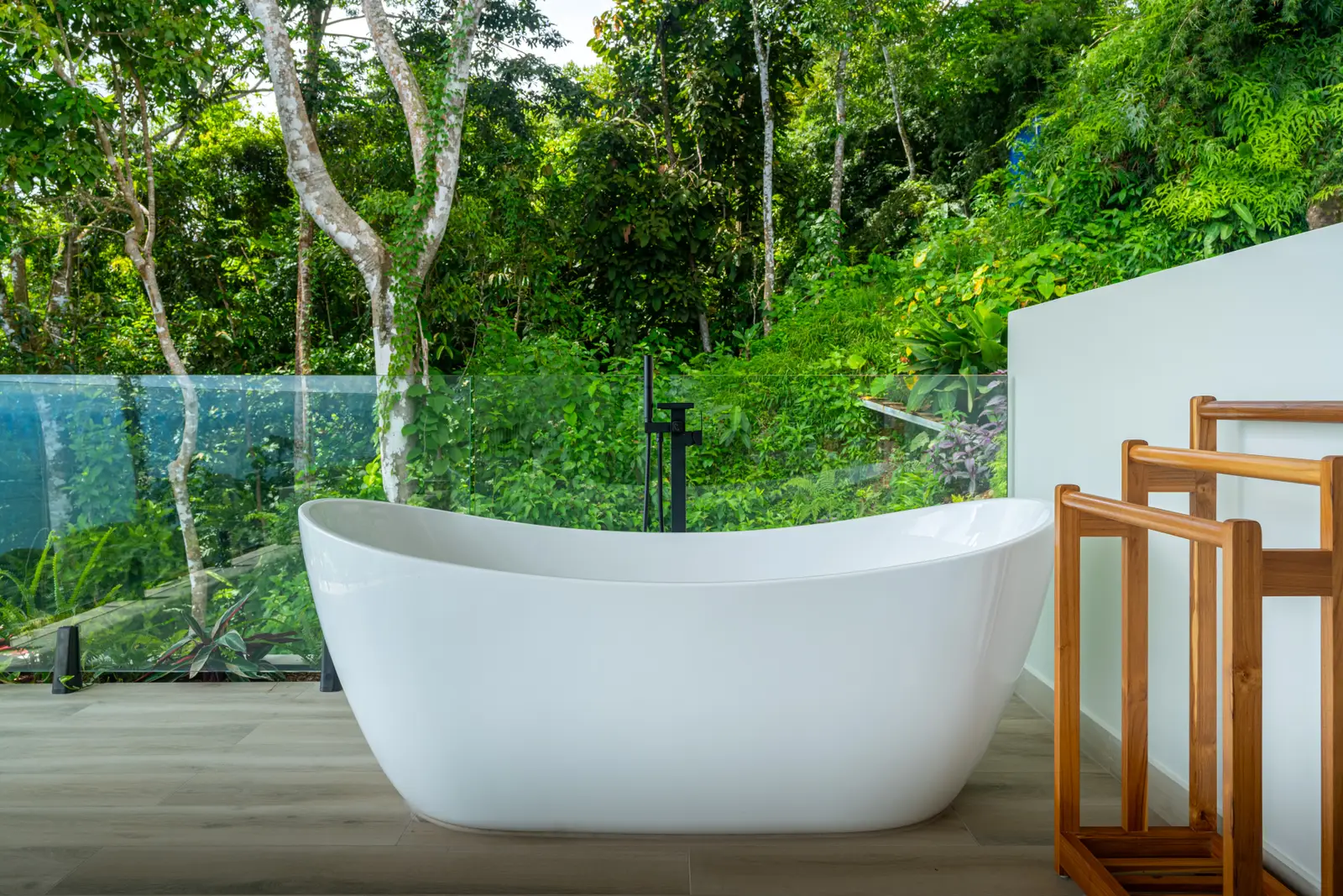 Acqua Blu &mdash; the tub and the jungle