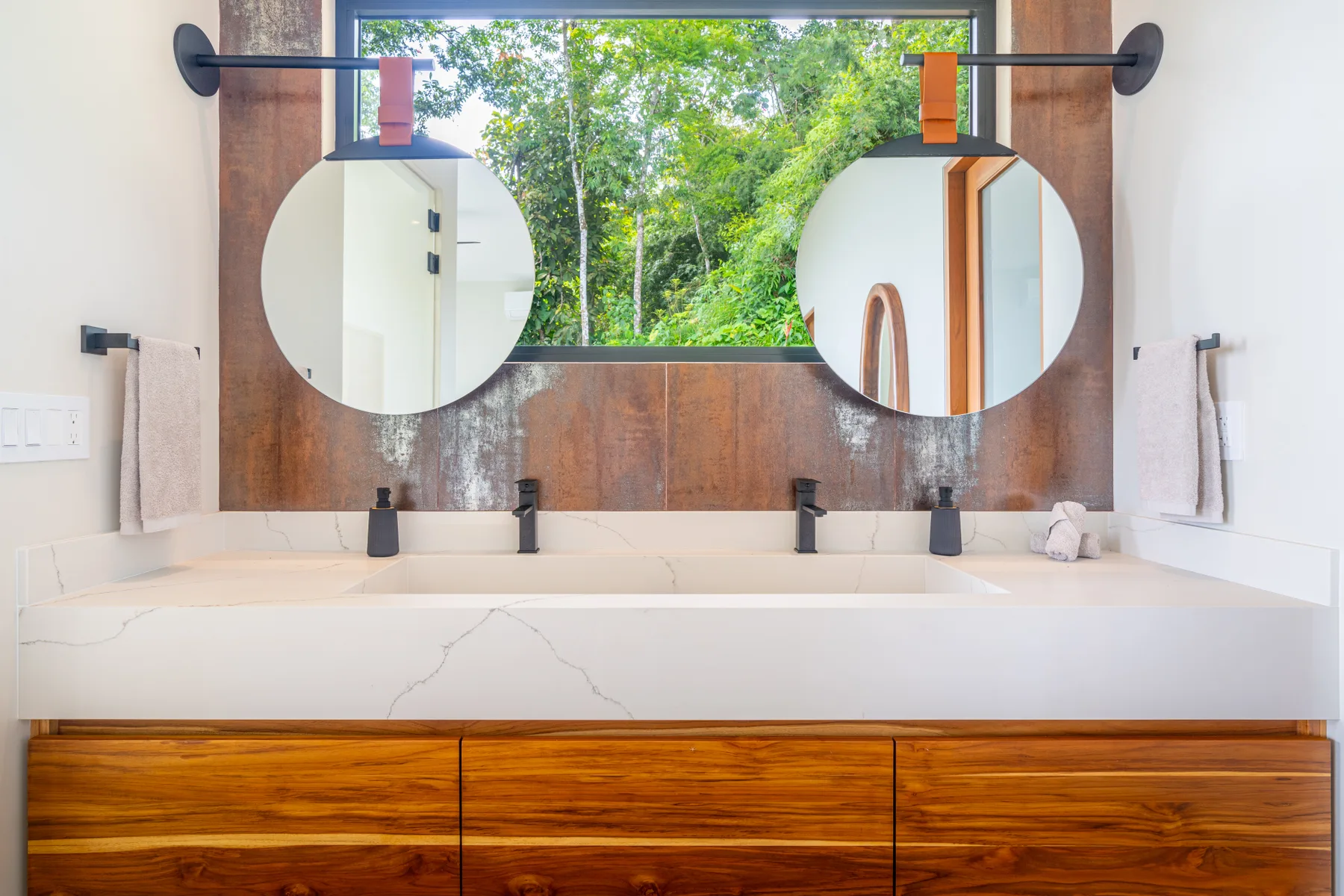 Acqua Blu &mdash; the primary bath