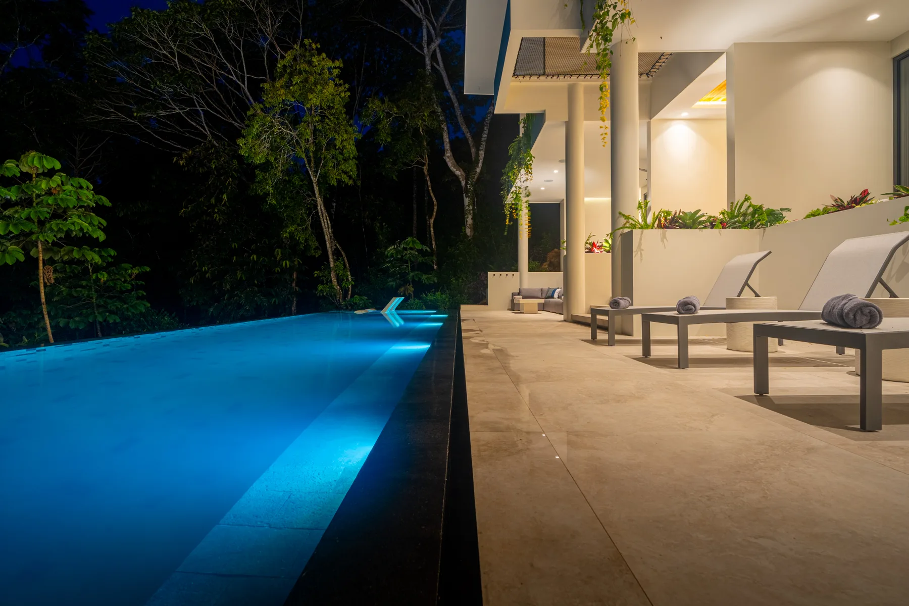 Acqua Blu &mdash; the pool at night