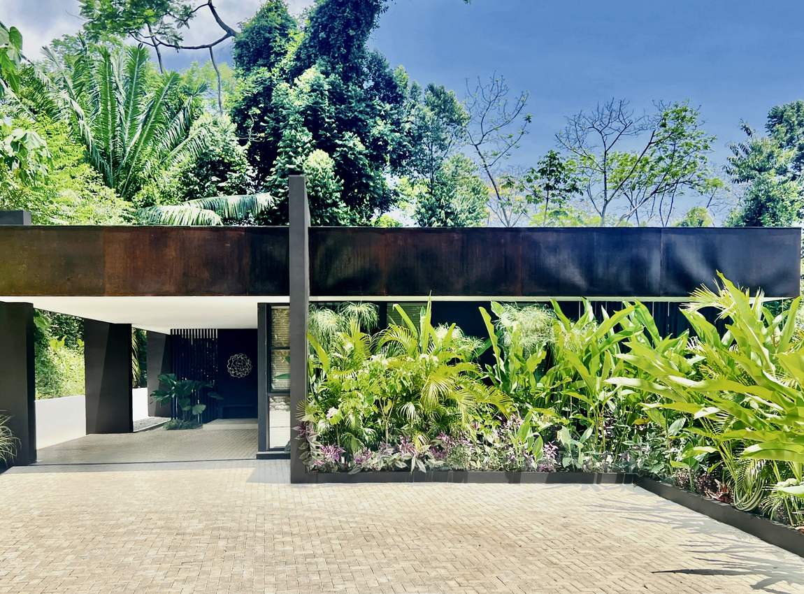 The covered arrival, sheltered under a single steel beam