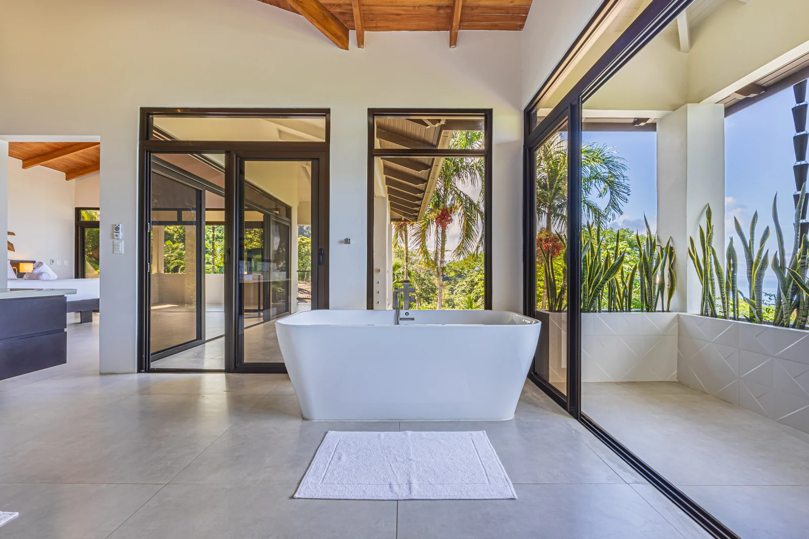 Casa Ballena &mdash; the freestanding tub, glazed to the planting