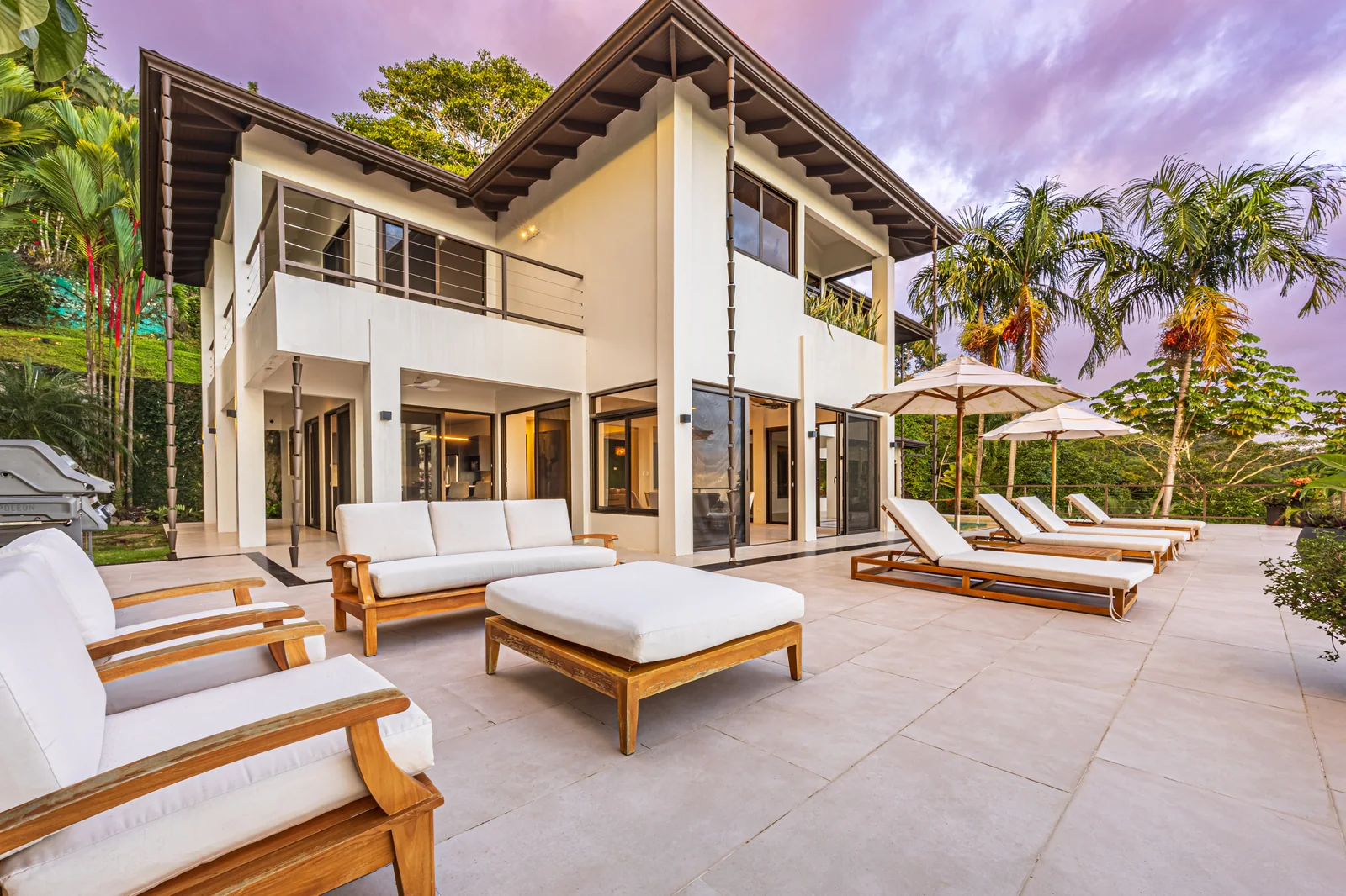 Casa Ballena &mdash; the house at dusk