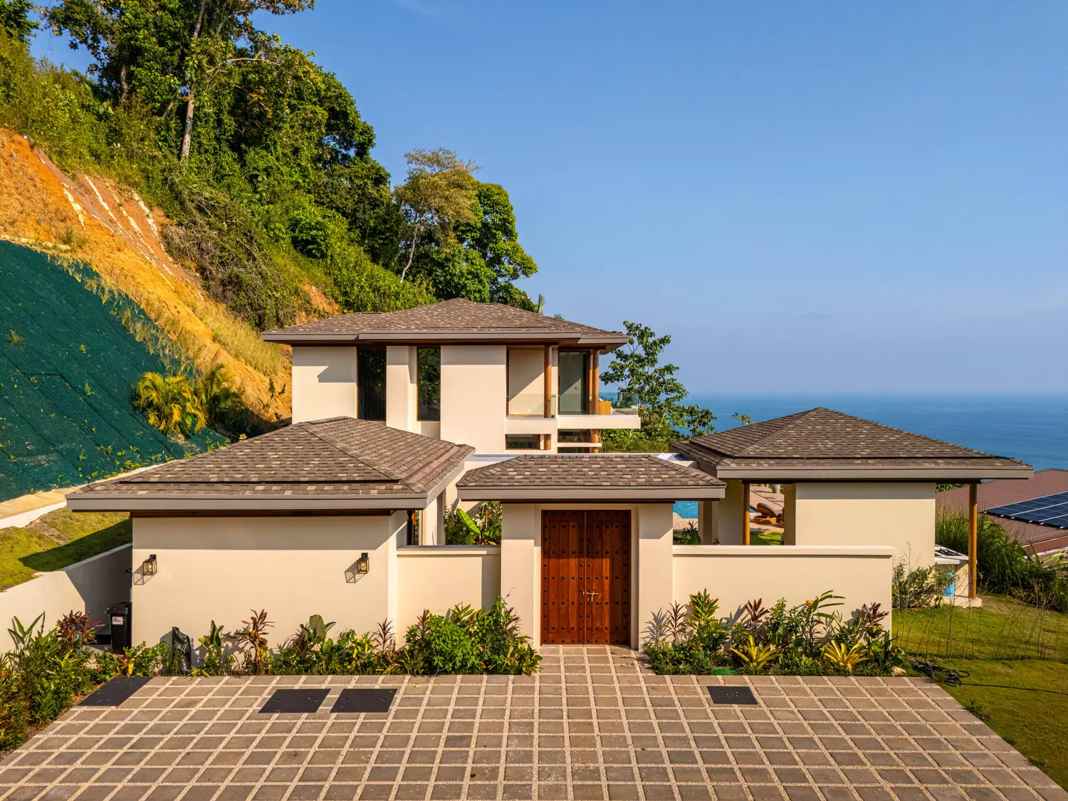 Casa Bella Vi&ntilde;a &mdash; the house from the approach, ocean beyond