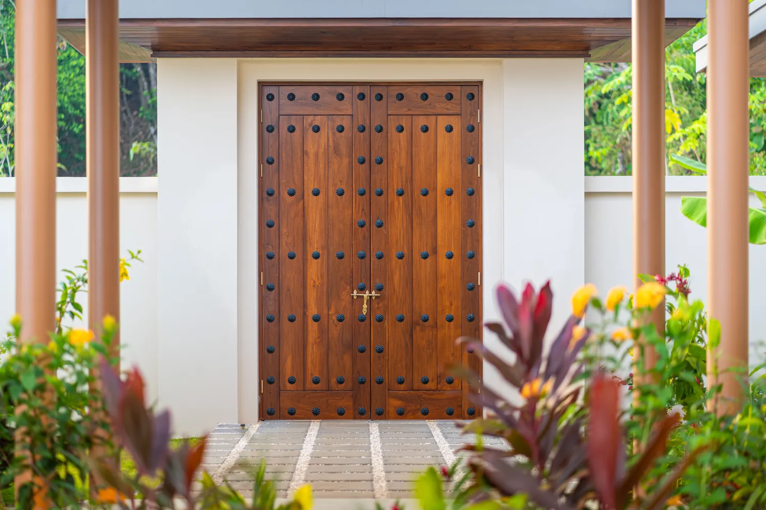 Casa Bella Vi&ntilde;a &mdash; the carved timber entrance door
