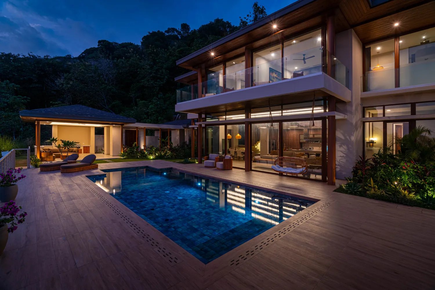 Casa Bella Vi&ntilde;a &mdash; the house seen from the pool at night