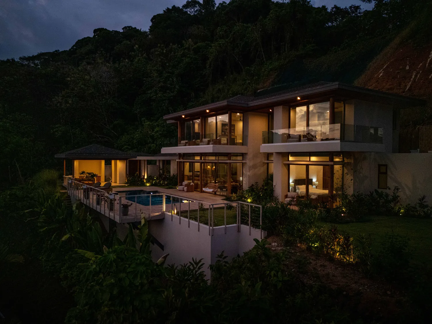 Casa Bella Vi&ntilde;a &mdash; the house at night from the side
