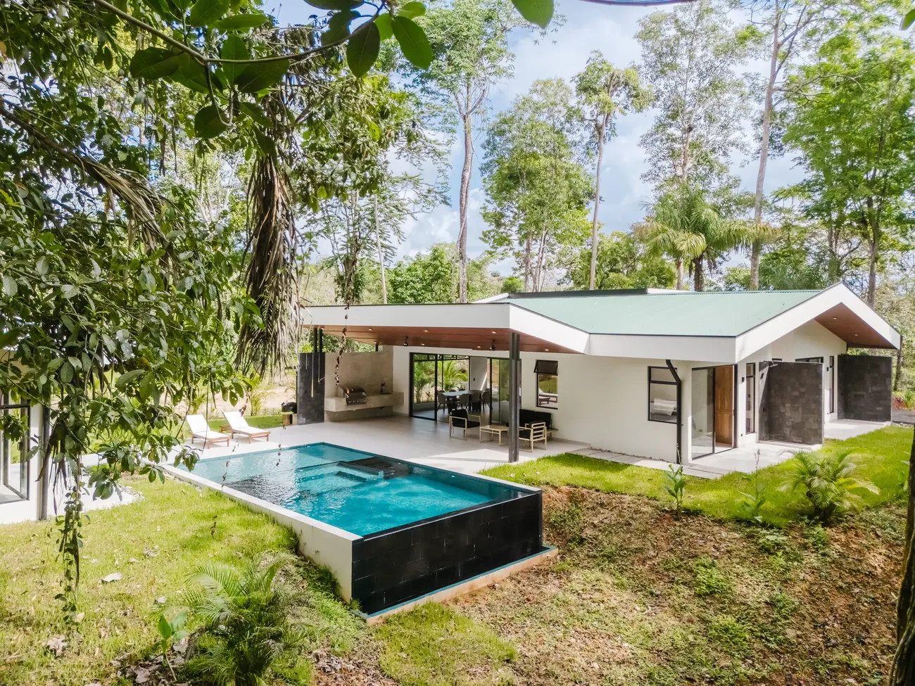 Casa Escondida &mdash; the house and the raised pool
