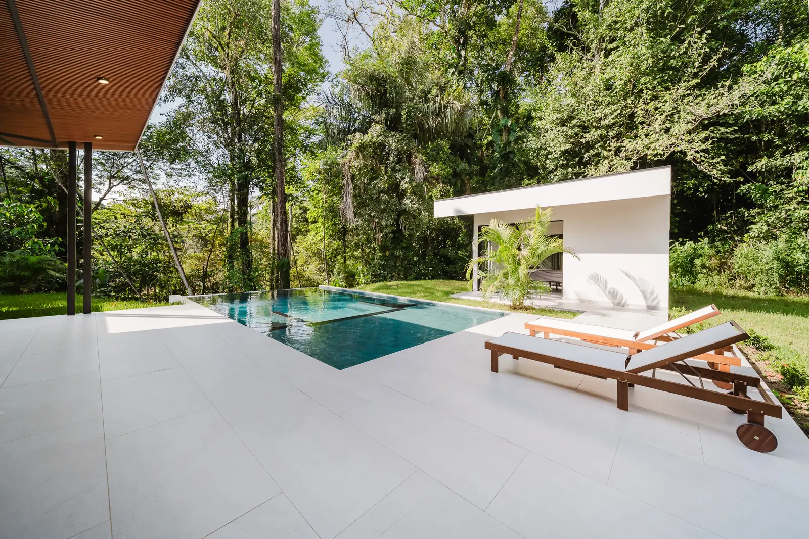 Casa Escondida &mdash; loungers at the pool&rsquo;s edge