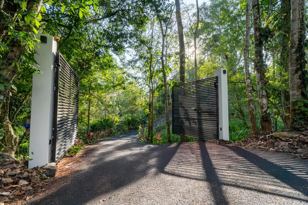 Casa Escondida &mdash; the gate at the foot of the drive