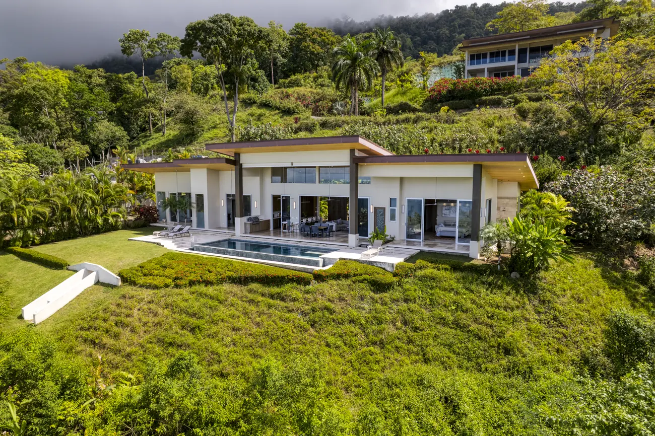 Casa Horizonte &mdash; the house on its ridge in Bella Vista Estates