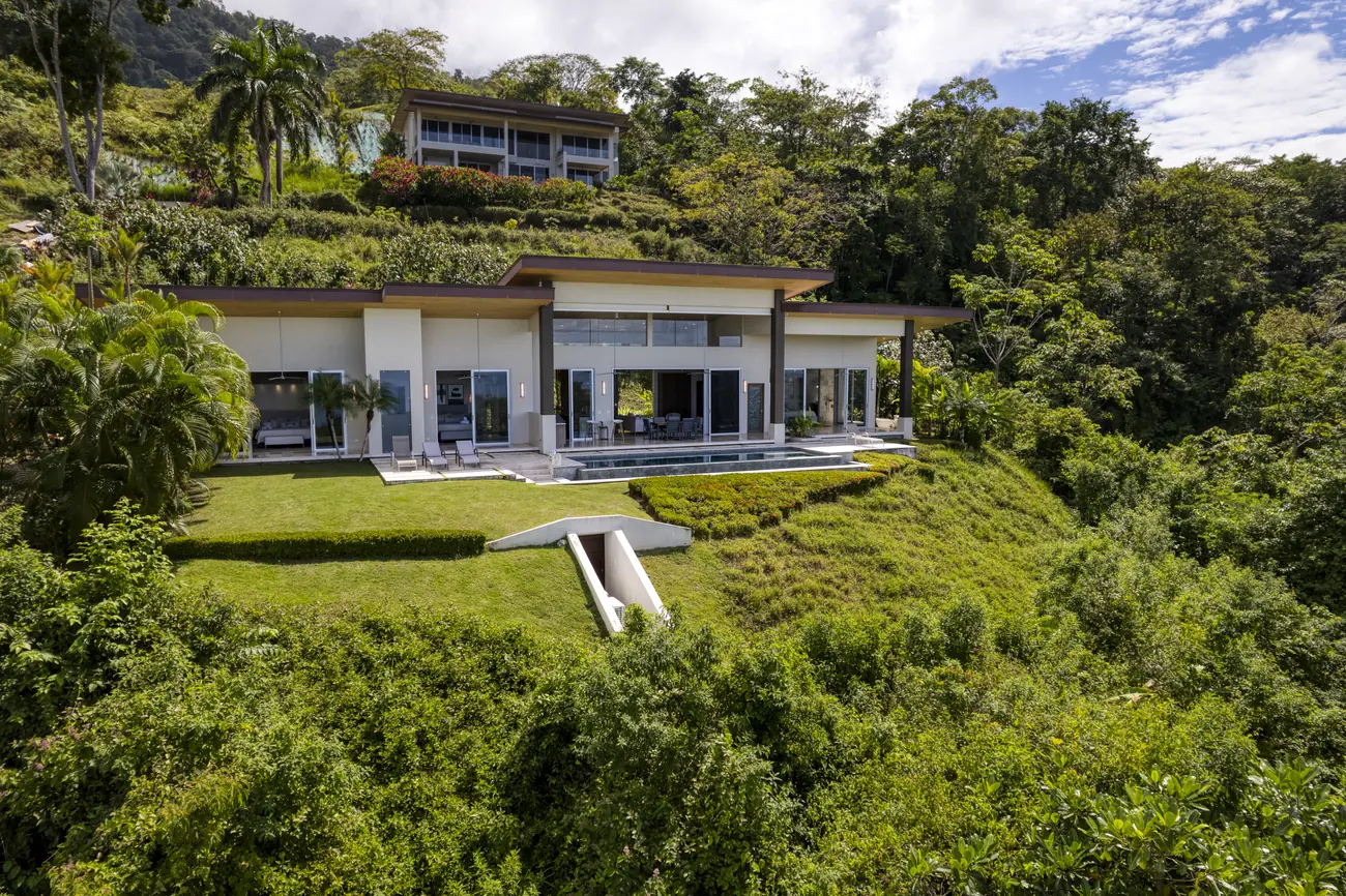 Casa Horizonte &mdash; the house and the infinity pool from the air