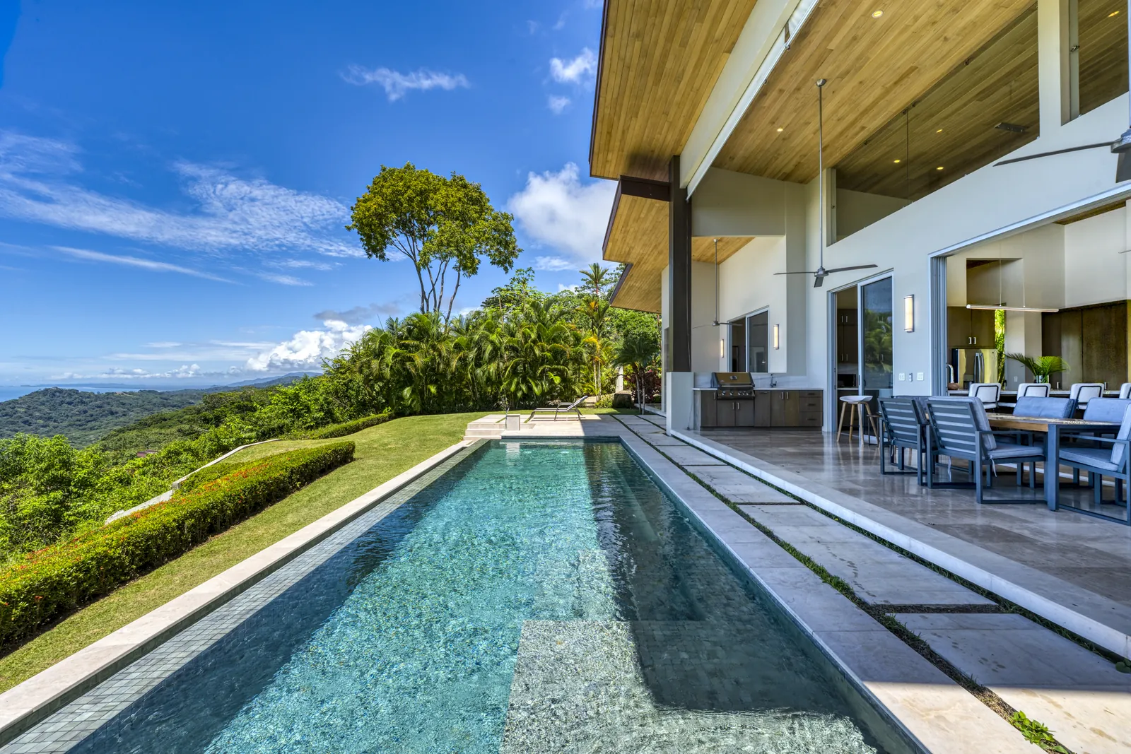 Casa Horizonte &mdash; the pool running out toward the ocean