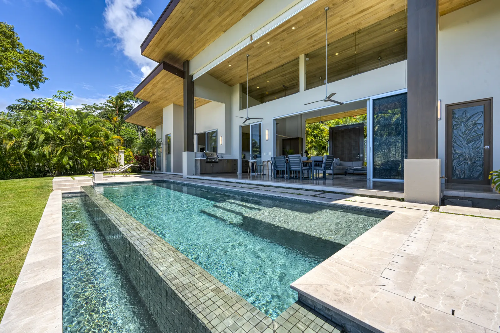 Casa Horizonte &mdash; the pool along the length of the terrace
