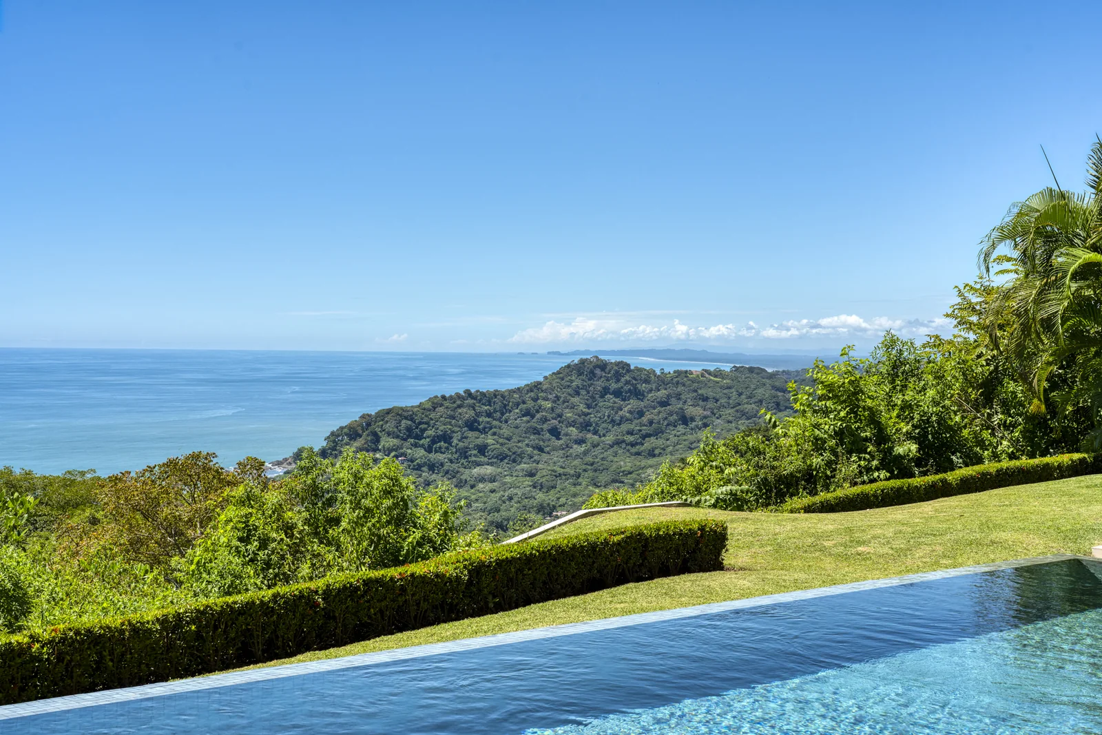 Casa Horizonte &mdash; the infinity edge, with the Pacific beyond