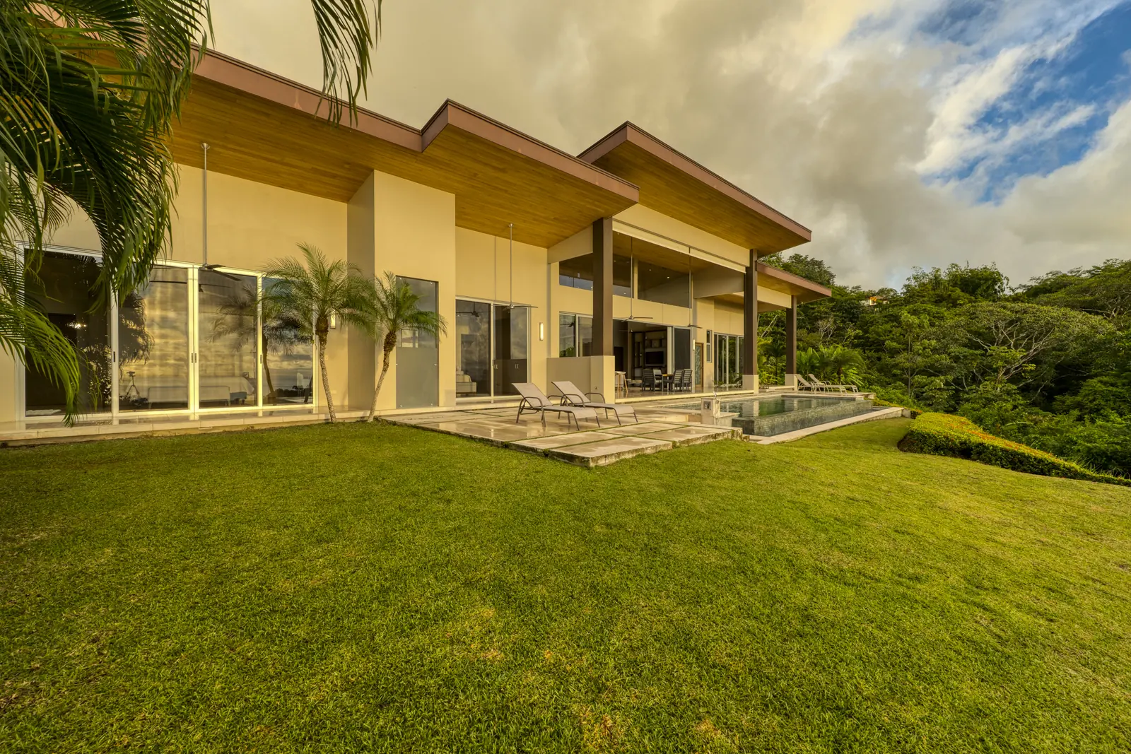 Casa Horizonte &mdash; the house seen from the lawn