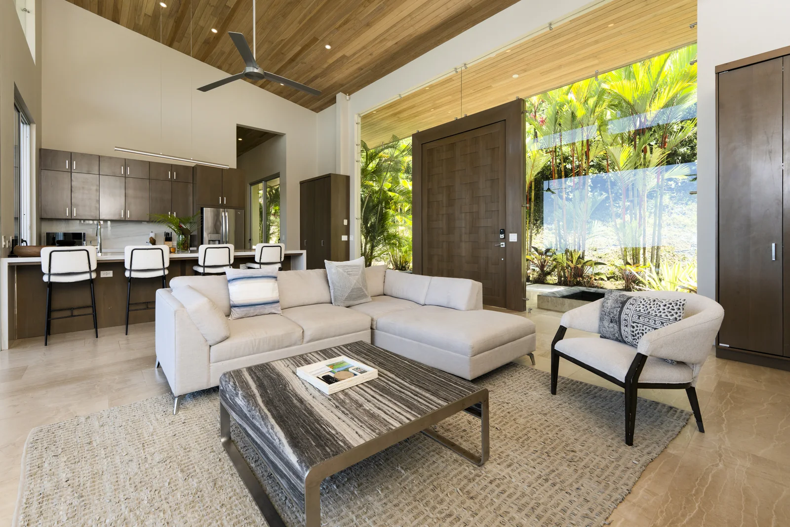 Casa Horizonte &mdash; the living room under high ceilings
