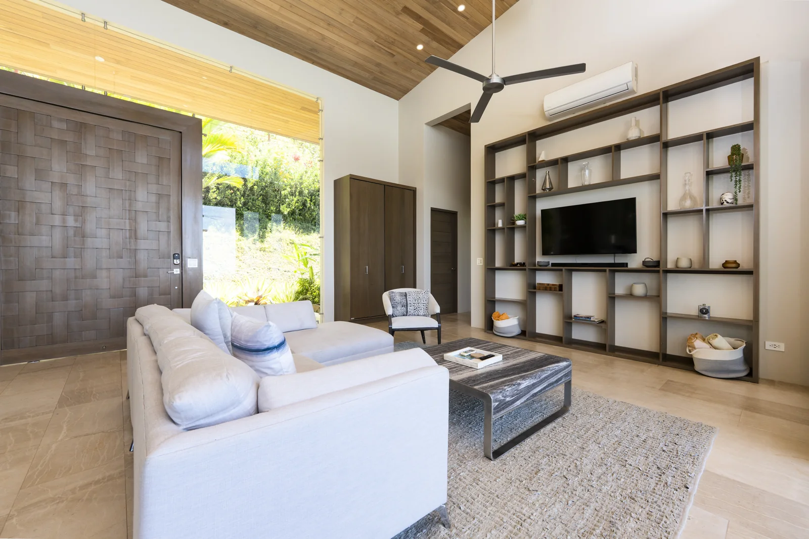 Casa Horizonte &mdash; the family room and its built-in shelving