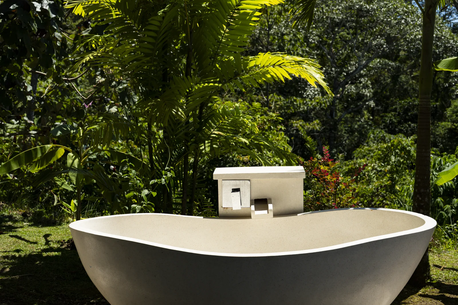 Casa Horizonte &mdash; the soaking tub, open to the rainforest