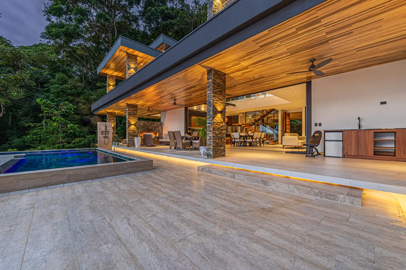 Casa Koules &mdash; the pool and the house