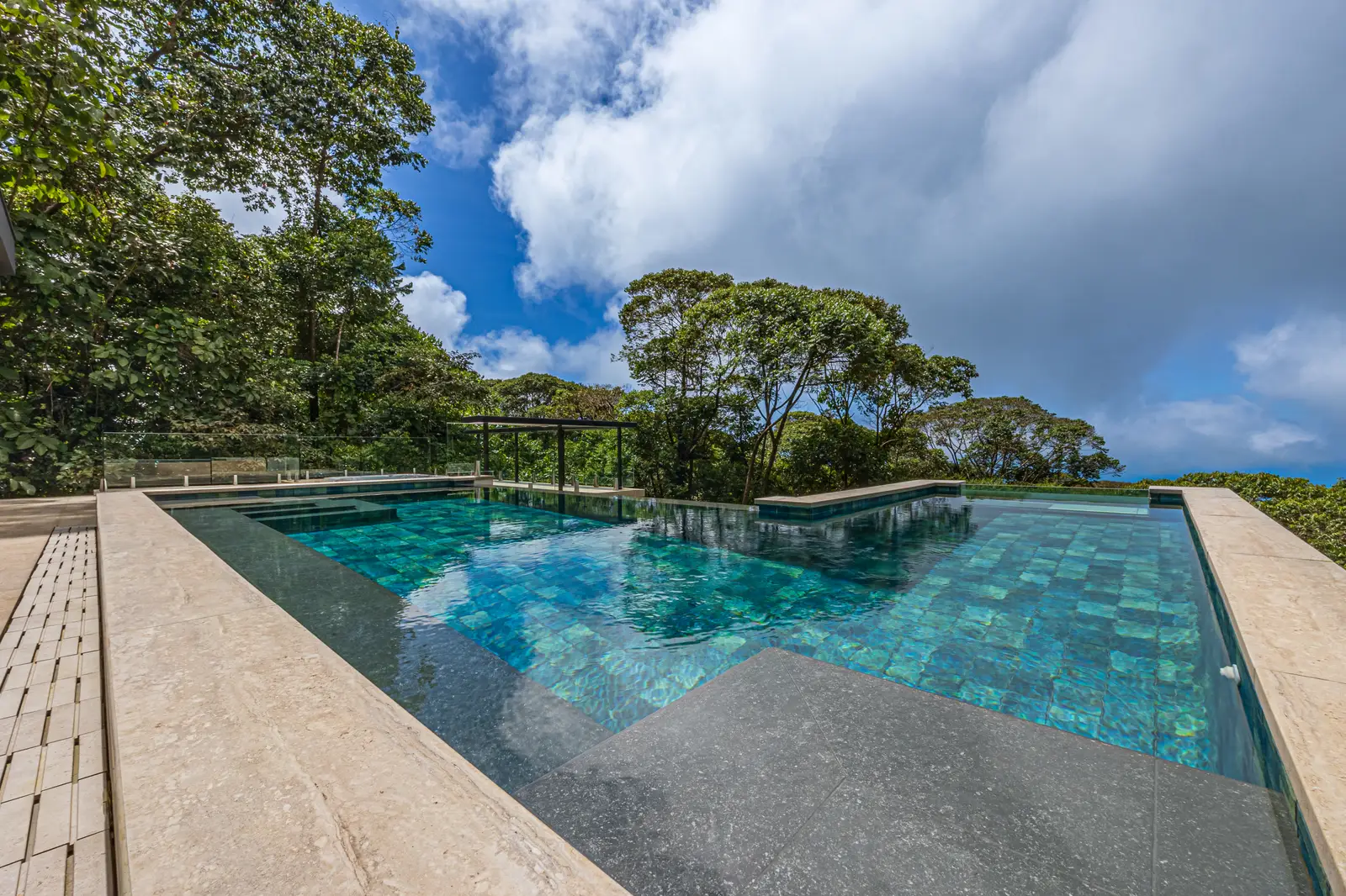 Casa Koules &mdash; the infinity pool and the canopy