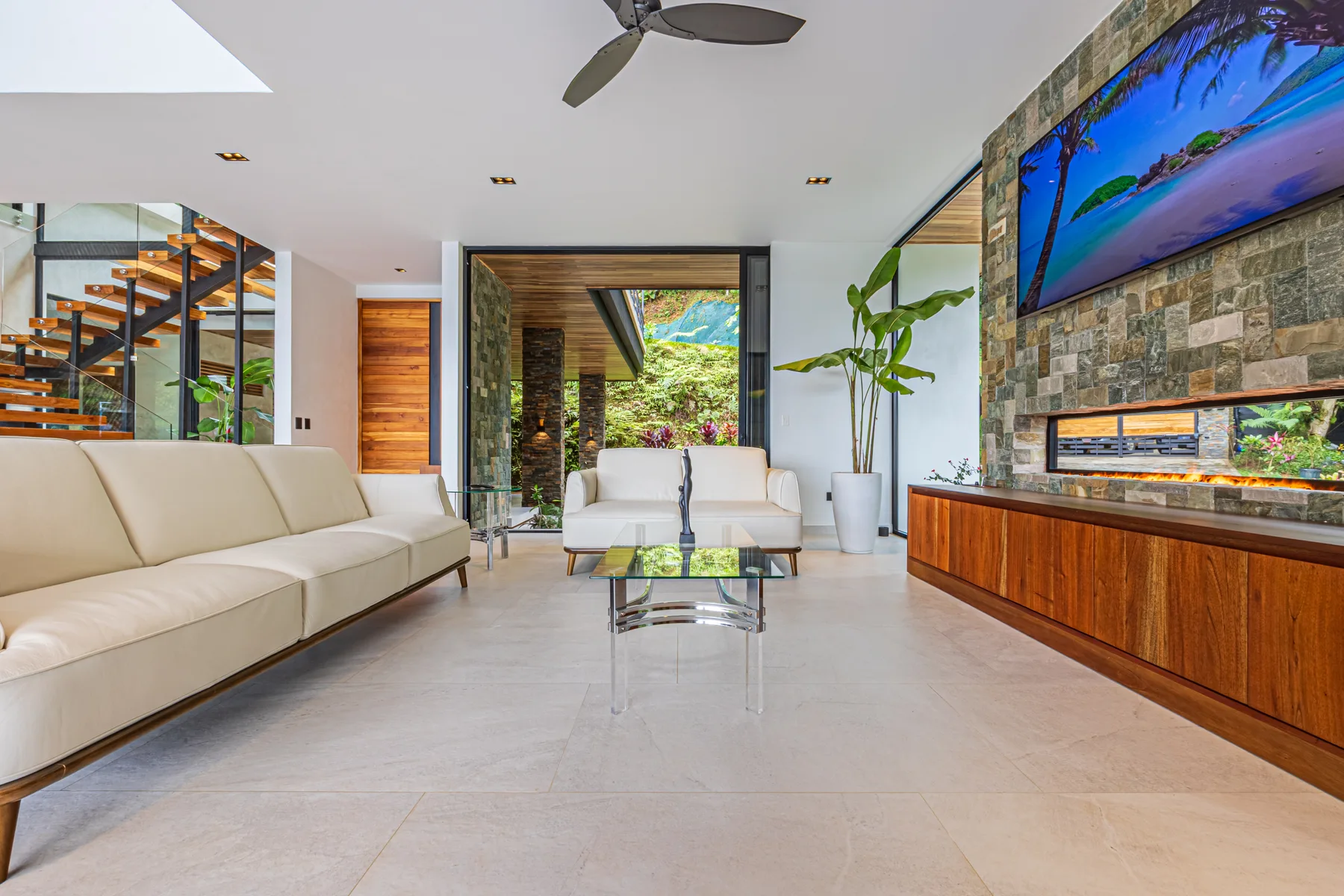 Casa Koules &mdash; the living room and the stair