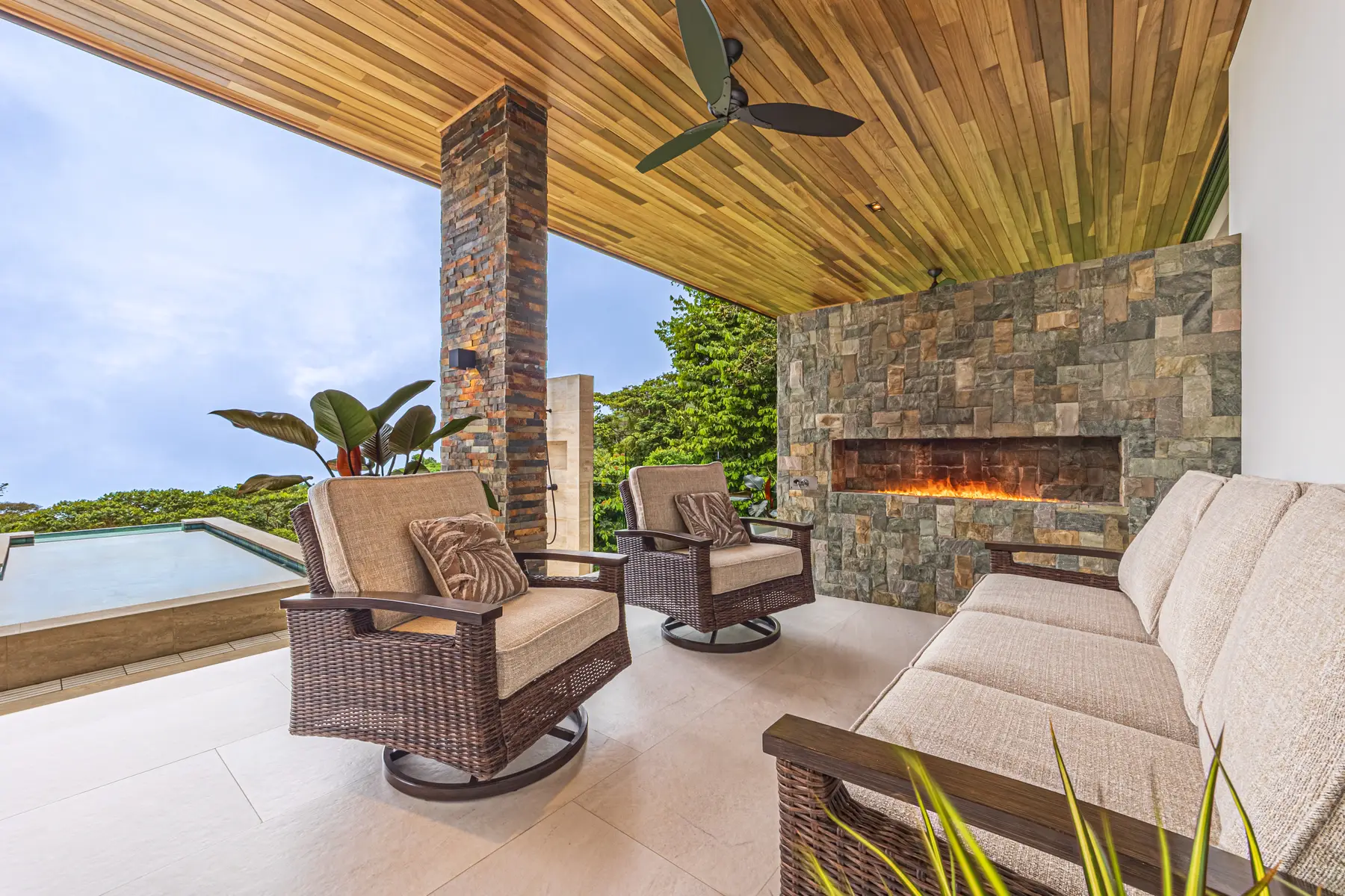 Casa Koules &mdash; the outdoor fireplace