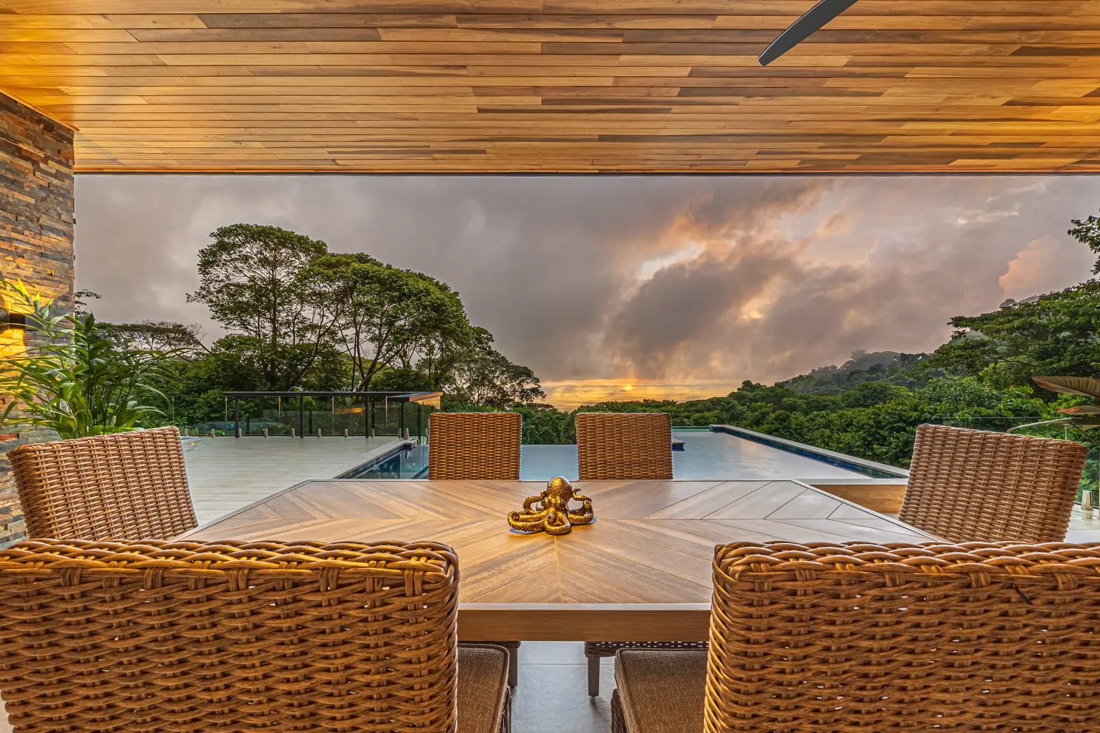 Casa Koules &mdash; the terrace table
