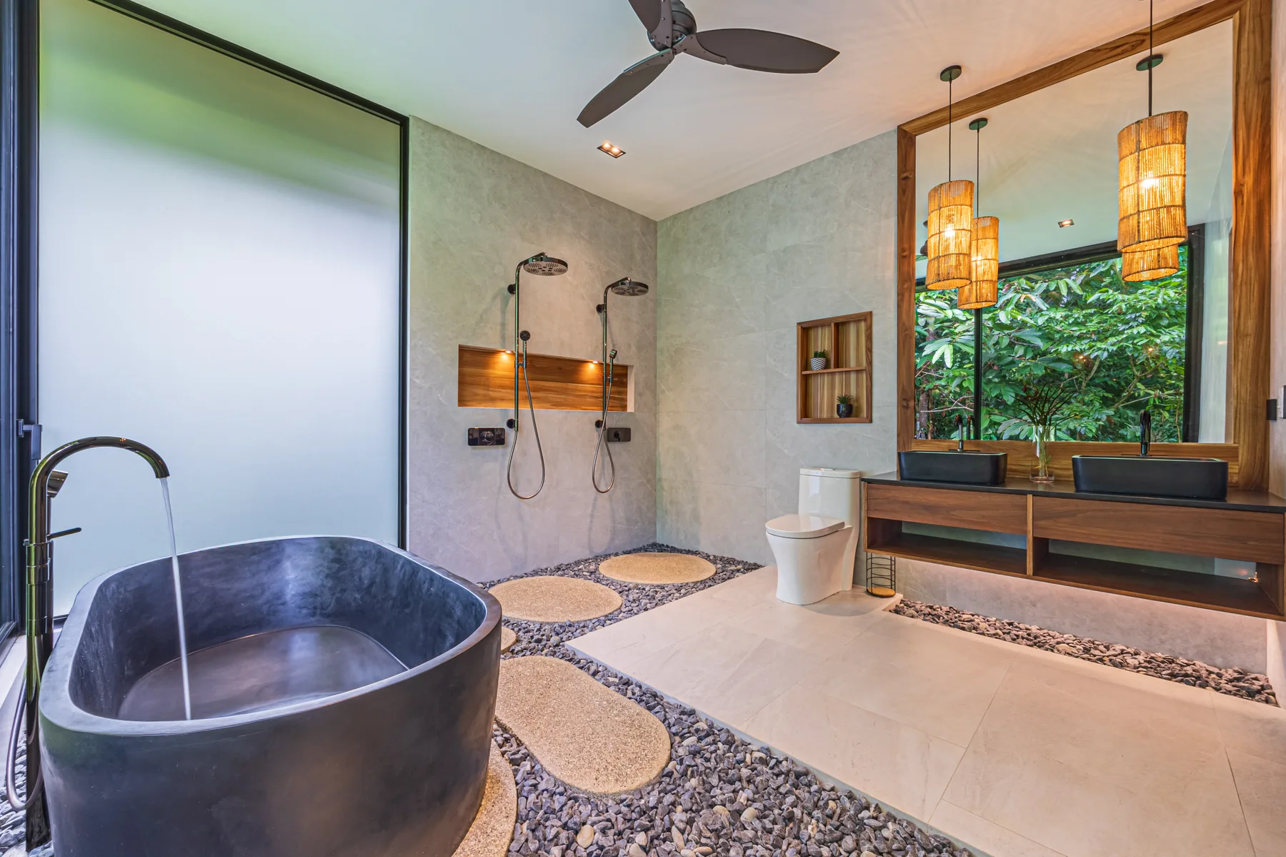 Casa Koules &mdash; the stone tub and the shower