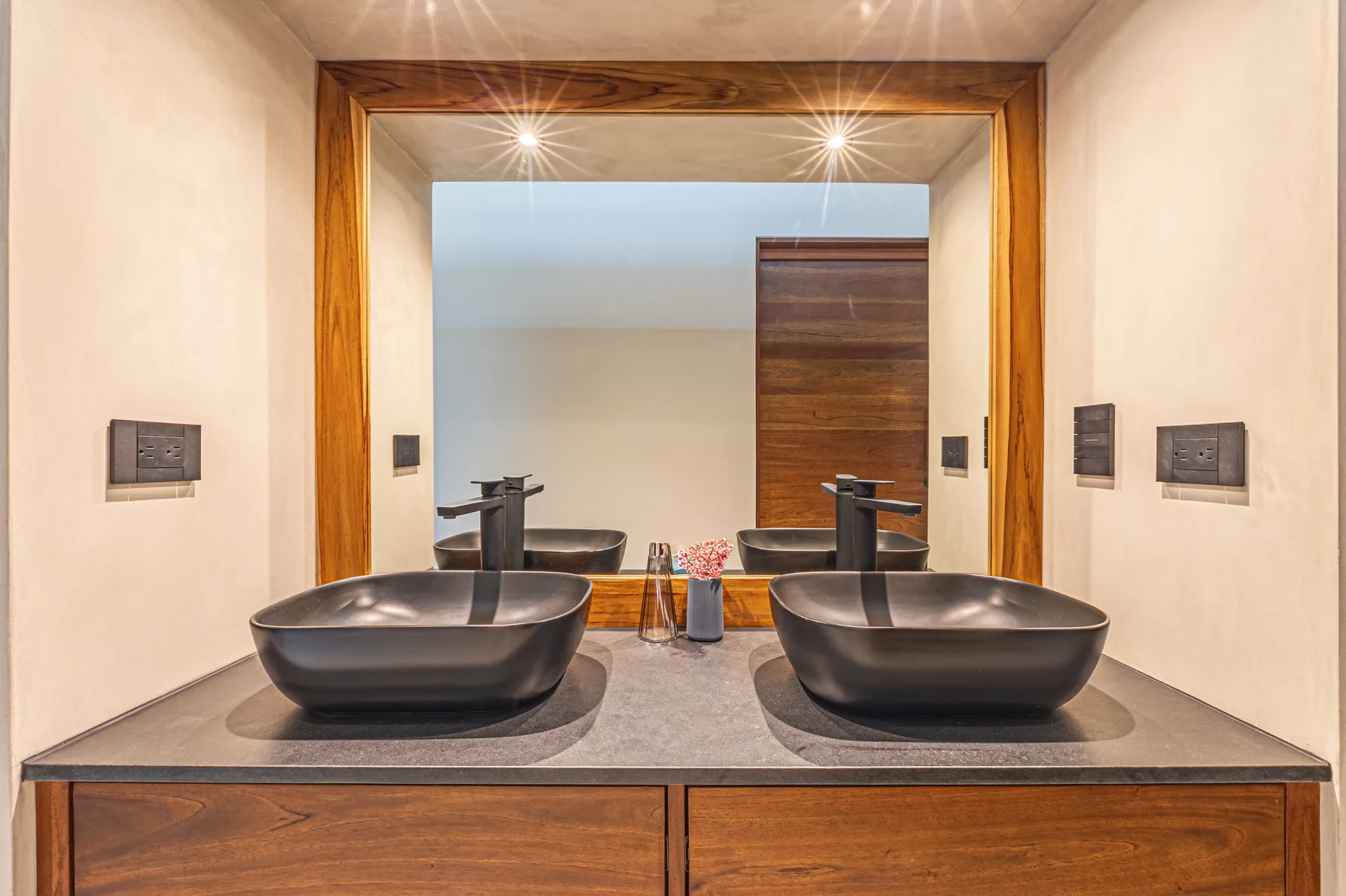 Casa Koules &mdash; the dual vanity