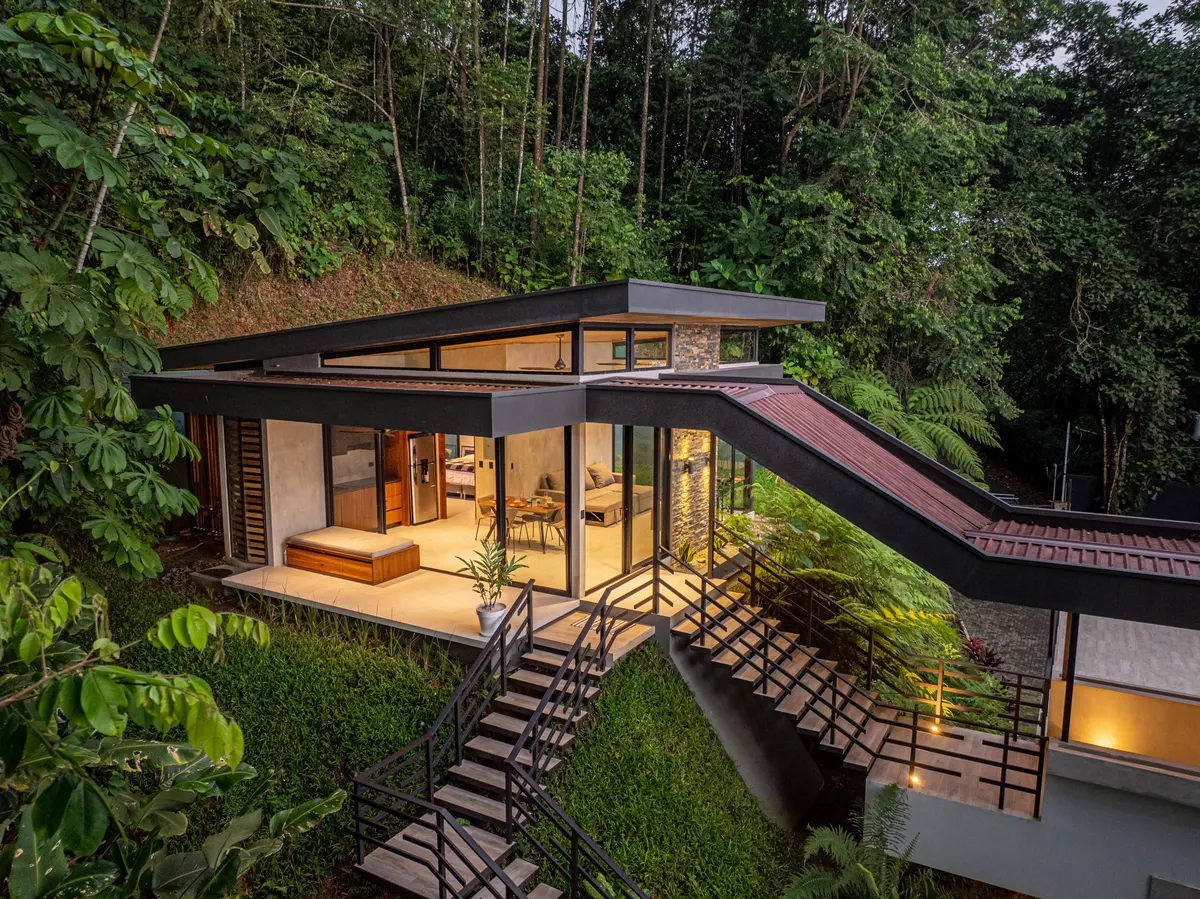 Casa Koules &mdash; the house at dusk