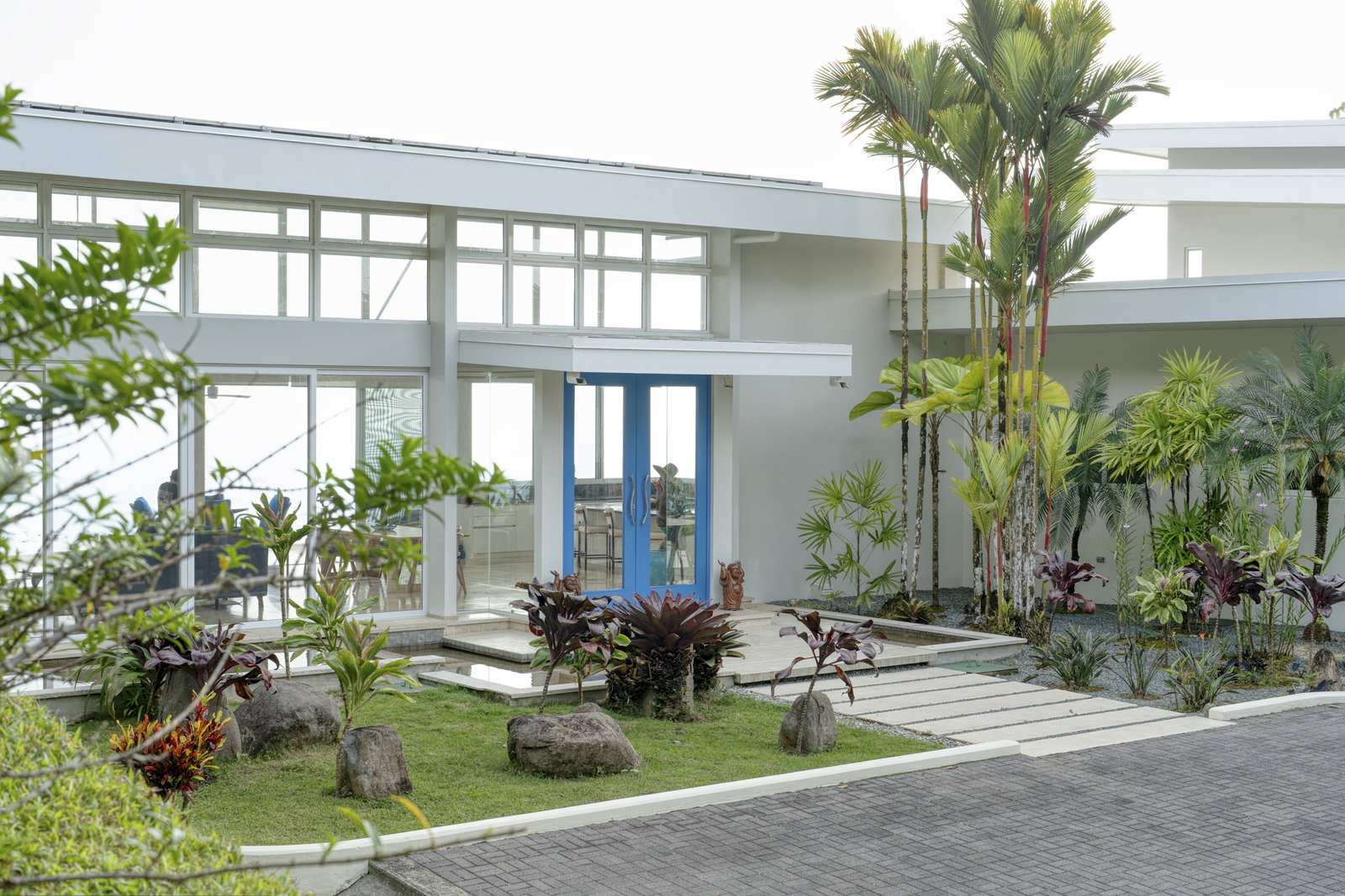 The interior courtyard between the wings of the house