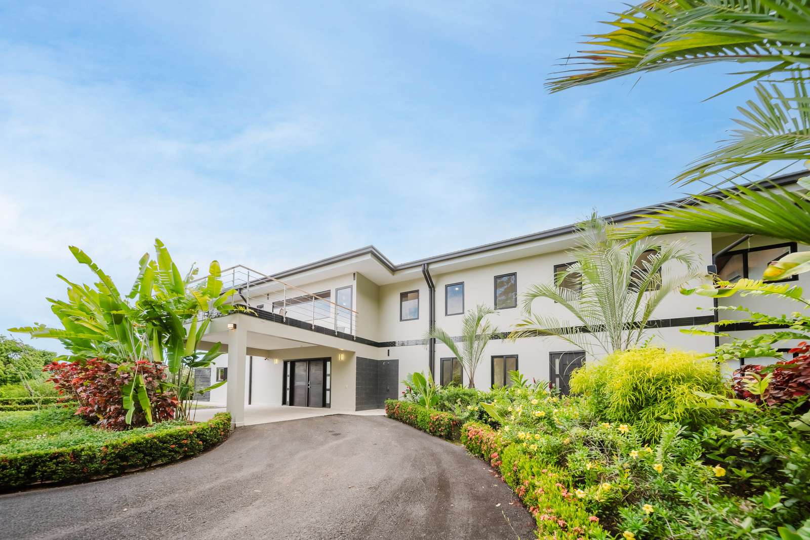 Casa Monta&ntilde;a &mdash; The covered arrival and circular motor court