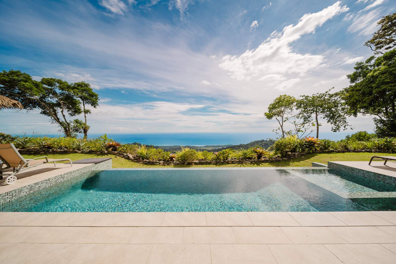 Casa Monta&ntilde;a &mdash; The infinity pool, level with the Pacific 1,880 feet below