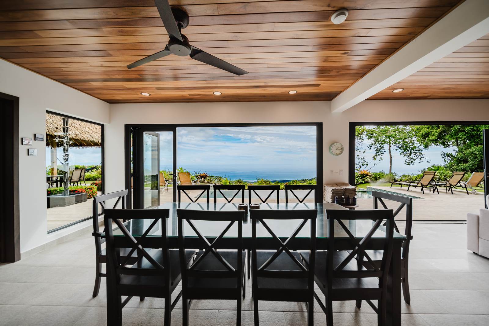 Casa Monta&ntilde;a &mdash; The dining area, seating ten