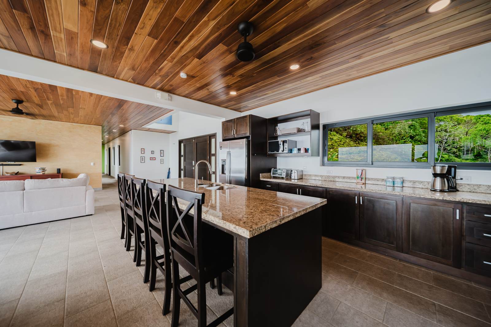 Casa Monta&ntilde;a &mdash; The kitchen, in granite and solid wood
