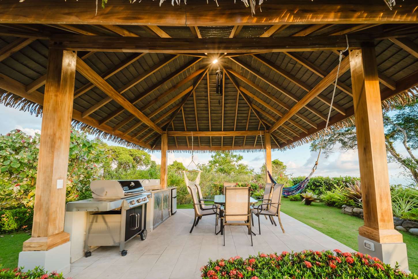 Casa Monta&ntilde;a &mdash; Dining in the gazebo above the coastline