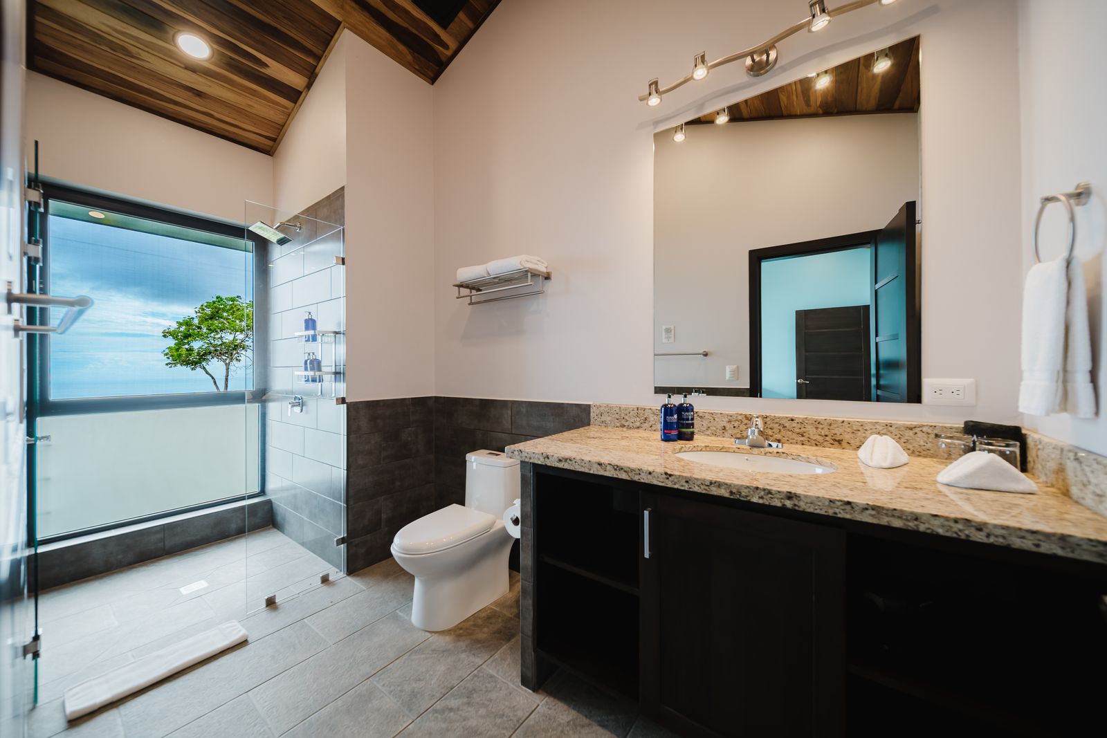 Casa Monta&ntilde;a &mdash; An en-suite bathroom &mdash; the bathrooms have ocean views too