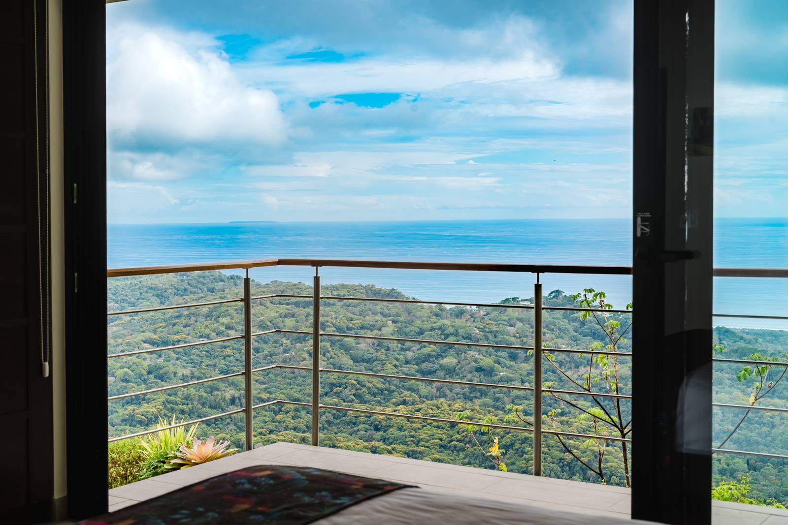 Casa Monta&ntilde;a &mdash; The balcony and the valley below