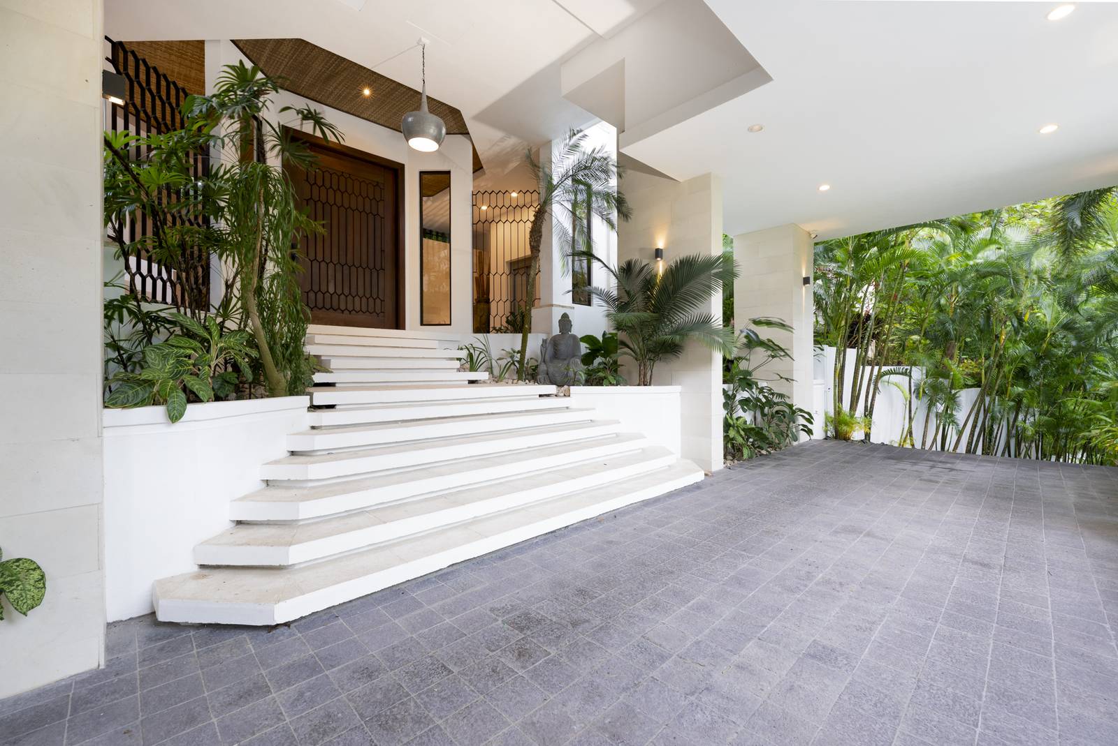 Casa SolAngelo &mdash; the private drive running in through the reserve