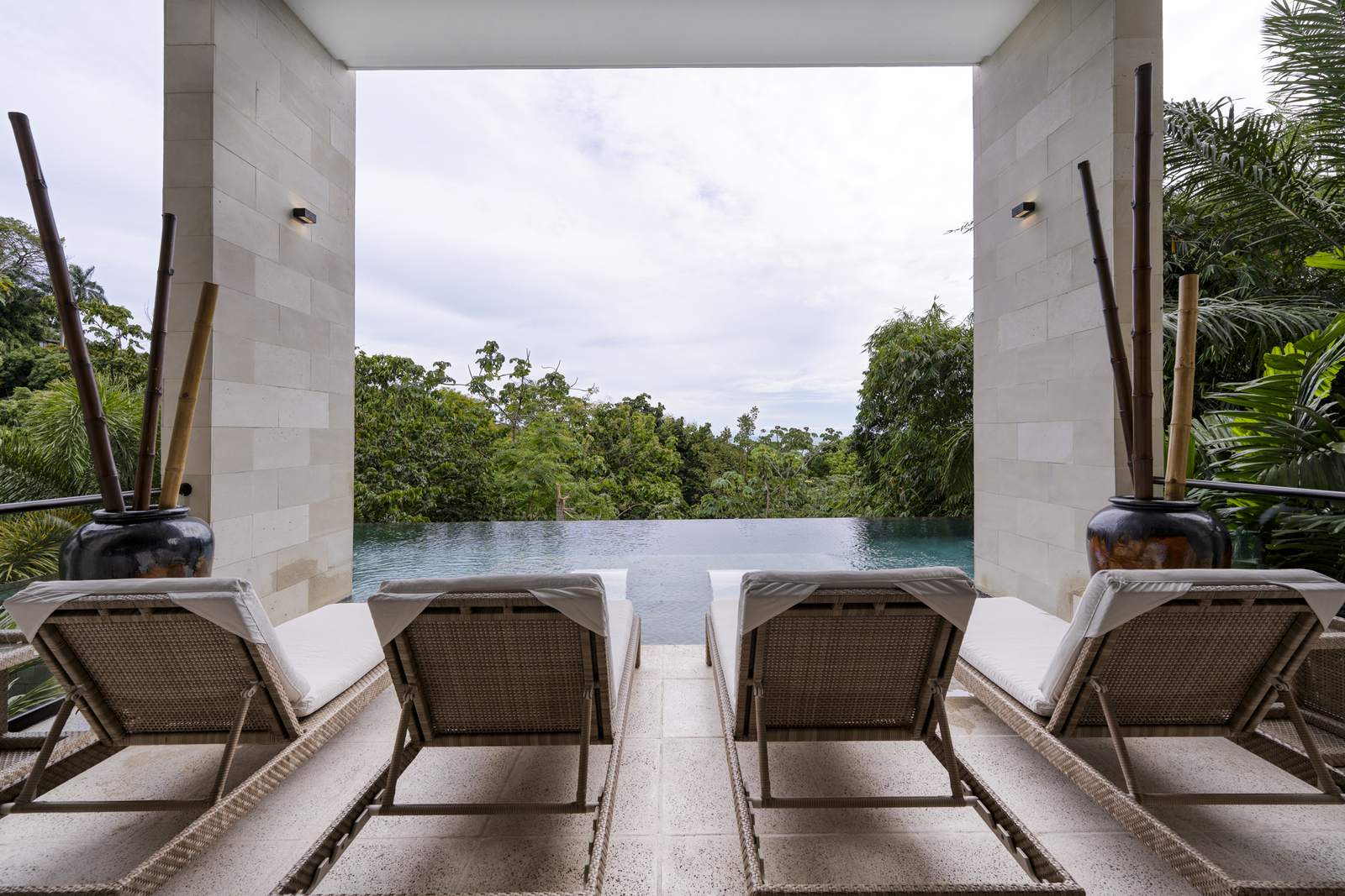 Casa SolAngelo &mdash; in-water chaise lounges on the pool shelf