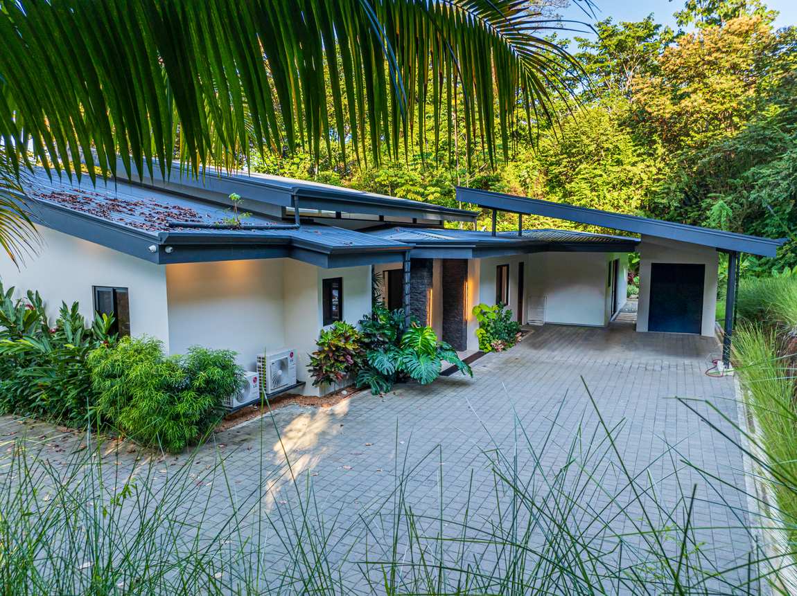 Casa Tango &mdash; The arrival court and covered parking