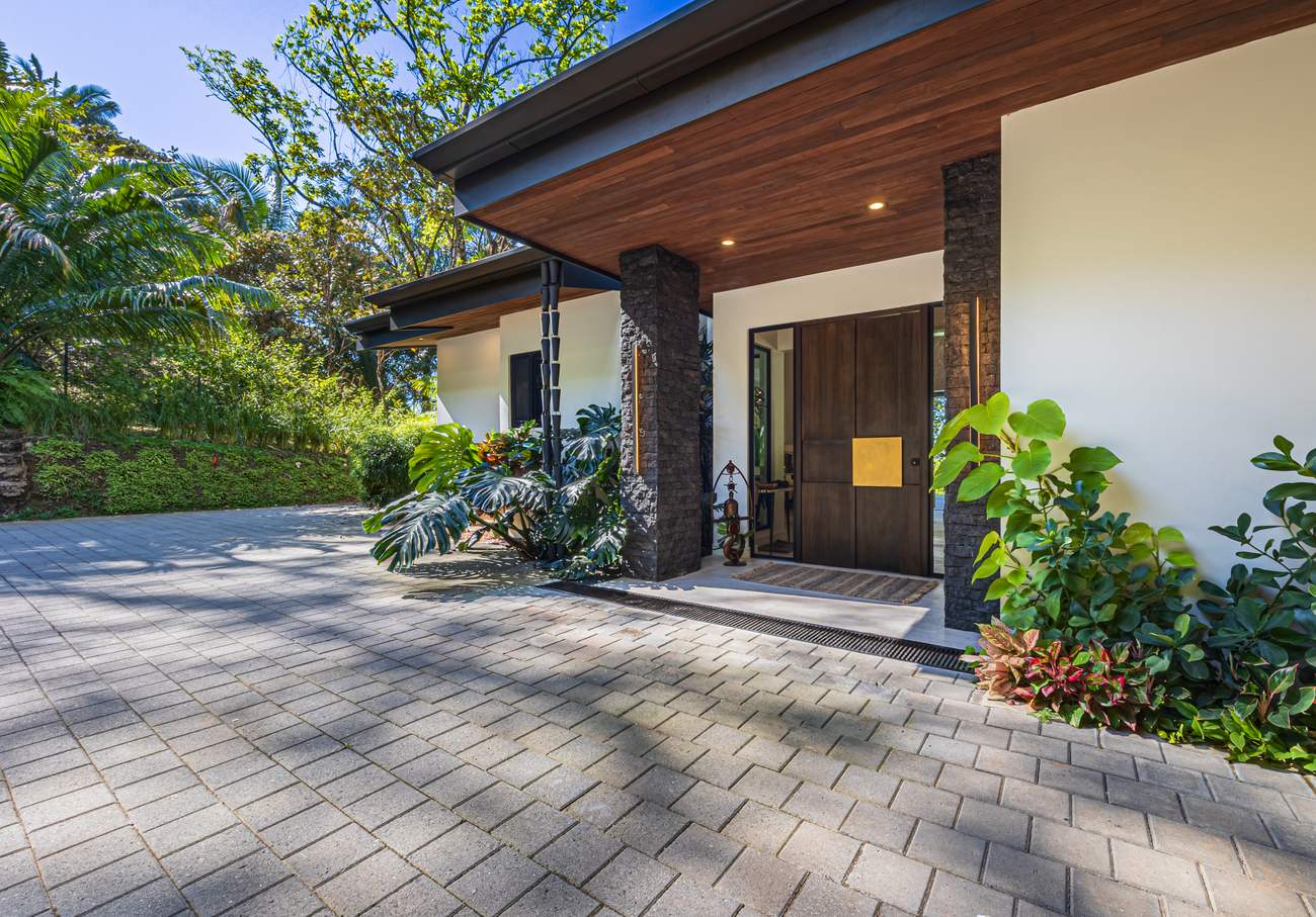 Casa Tango &mdash; The entrance, screened by planting
