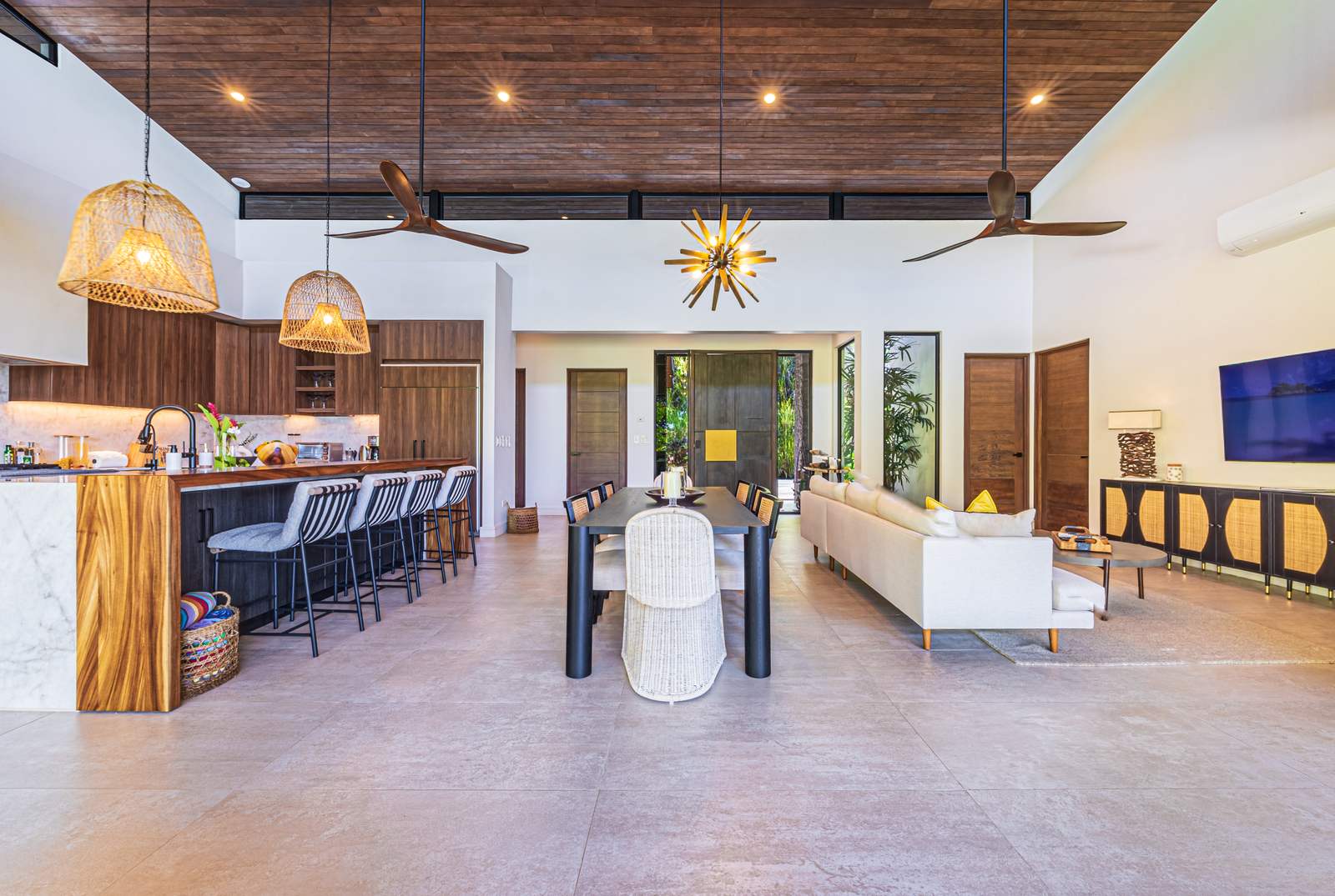 Casa Tango &mdash; Living and kitchen together under the vaulted timber ceiling