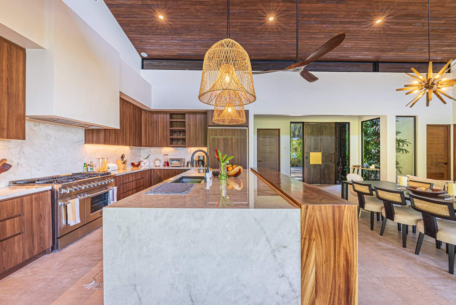 Casa Tango &mdash; The kitchen island, in stone and hardwood