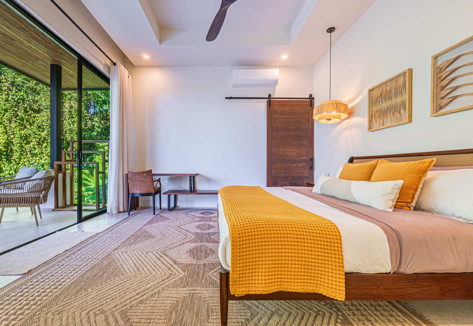 Casa Tango &mdash; A guest bedroom with its own en-suite